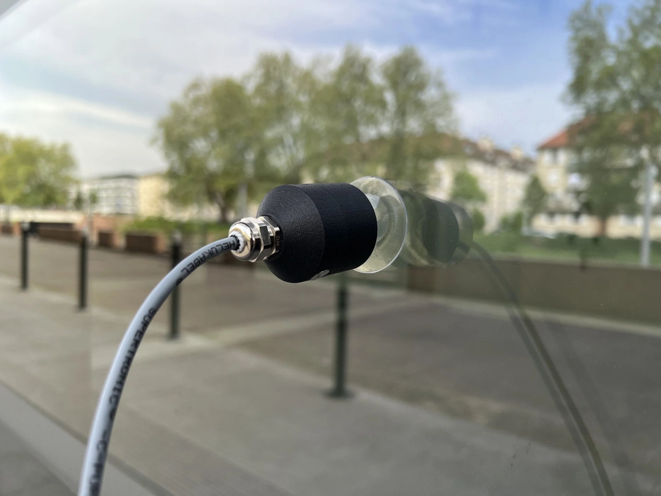 Architones contact microphone on glazing